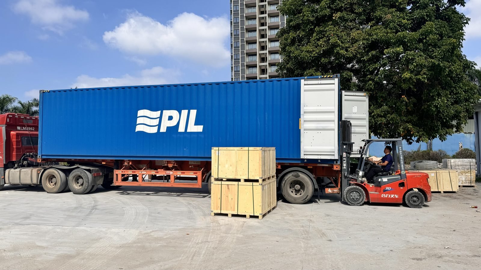 40 ft container loaded, pallets and crates checked before the doors close