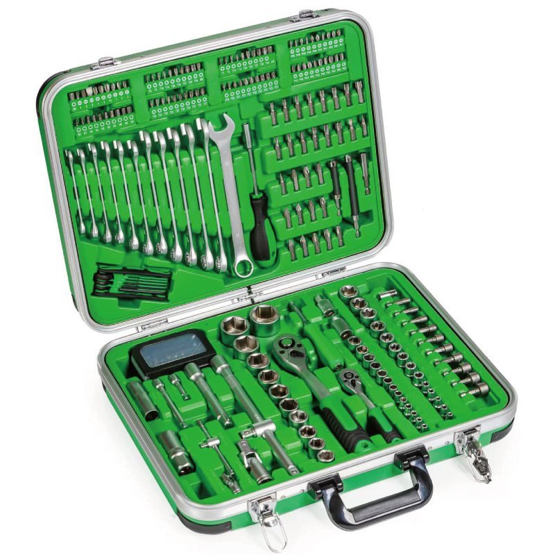 Socket and ratchet set for auto service
